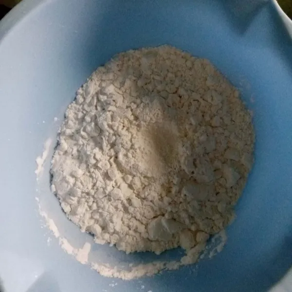 Campurkan tepung tapioka dengan garam, tuang air sedikit demi sedikit hingga adonan bisa dipulung.