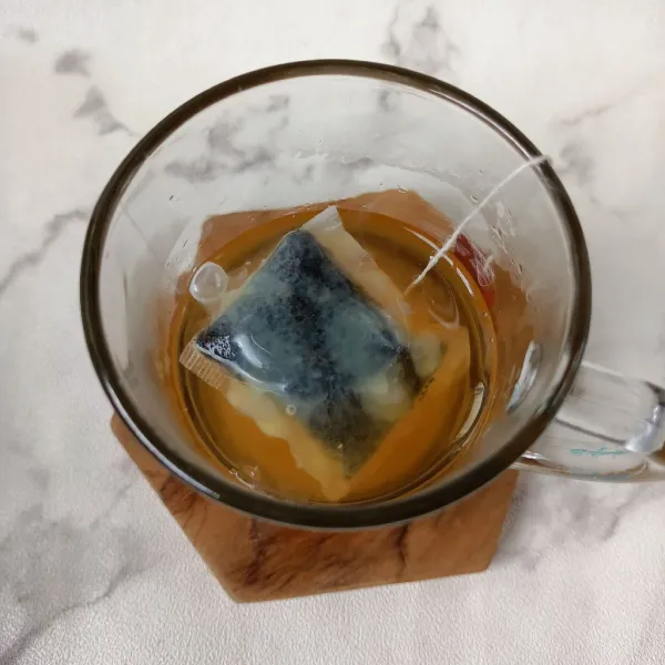 Seduh teh dengan air panas