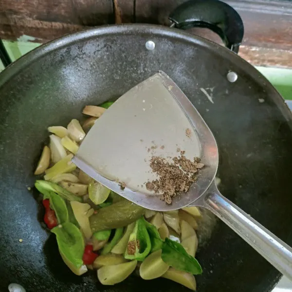 Masukkan terasi, garam, merica, dan gula pasir. kemudian masukkan air sedikit. Oseng dan aduk. Cicipi koreksi rasa.