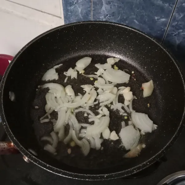 Tumis bawang putih dan bawang bombay hingga layu dan harum