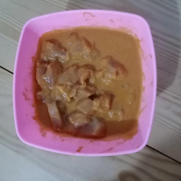 Baluri ayam dengan bumbu halus. Dan marinasi 10-30 menit.