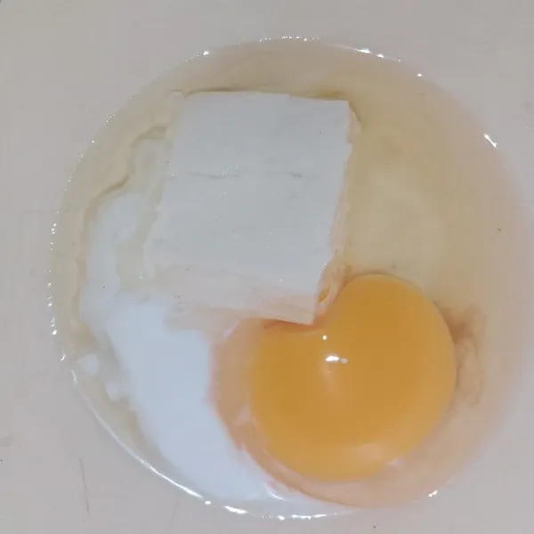 Dalam wadah campurkan telur, santan, dan tahu lalu aduk rata.