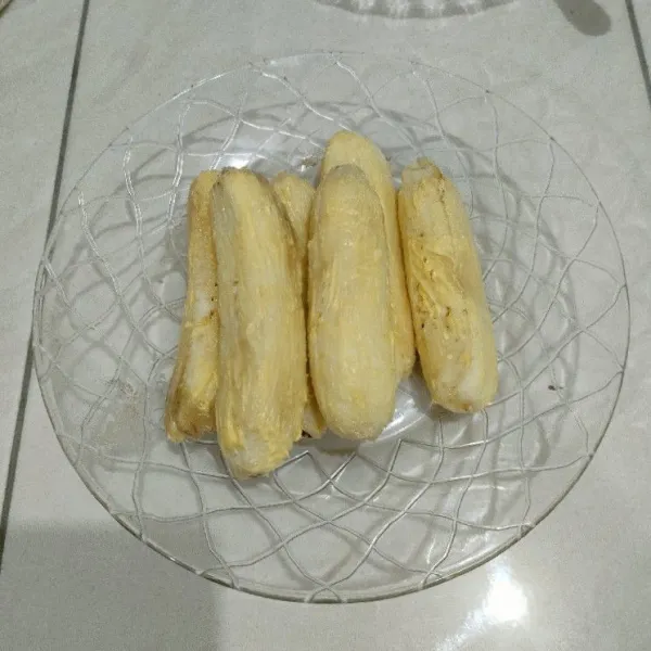 Siapkan pisang, lumuri margarin secara merata.