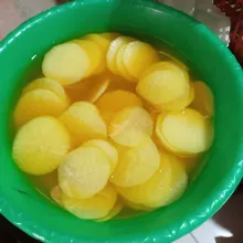 Lalu tuangkan kelobak dengan disaring terlebih dahulu.