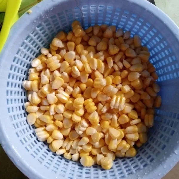 Siapkan jagung manis pipilan.