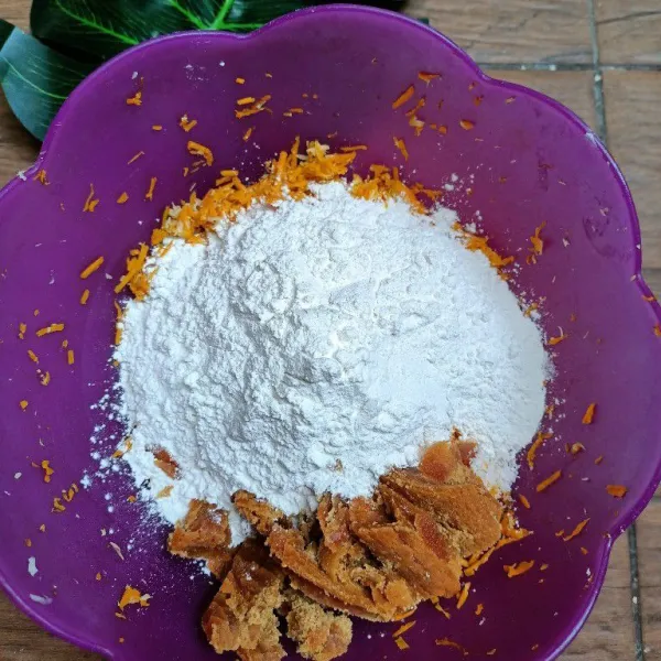 Campurkan semua parutan kelapa dan garam, setelah rata campurkan tepung dan gula merah serut.