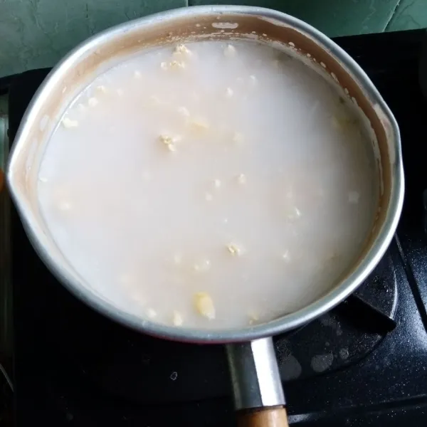 Masukkan jagung, air, gula dan susu kental manis dalam panci.