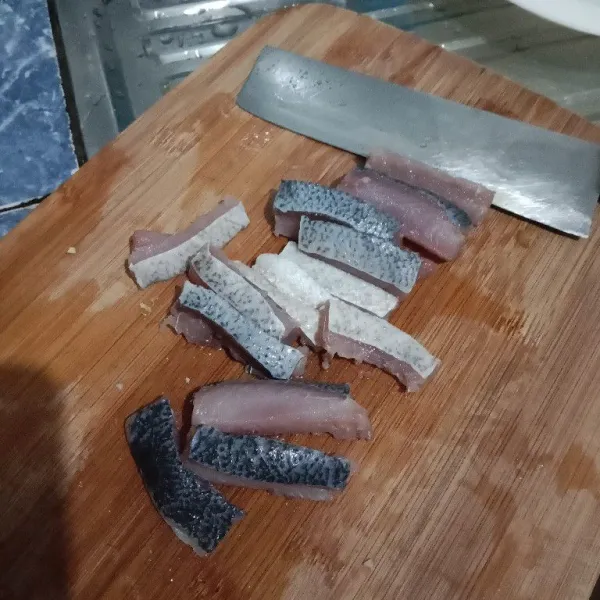 Potong memanjang daging ikan salmon.