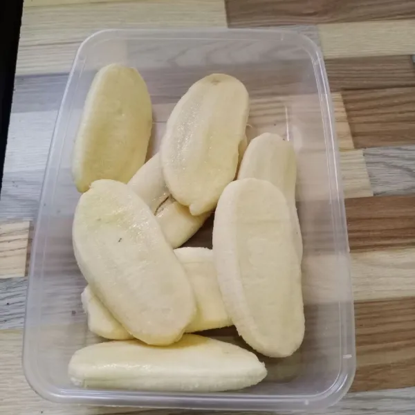 Kupas pisang kemudian pipihkan.