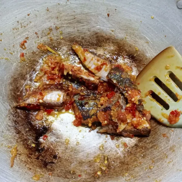 Masukkan ikan, aduk sampai tercampur rata dengan bumbu. Angkat dan sajikan.