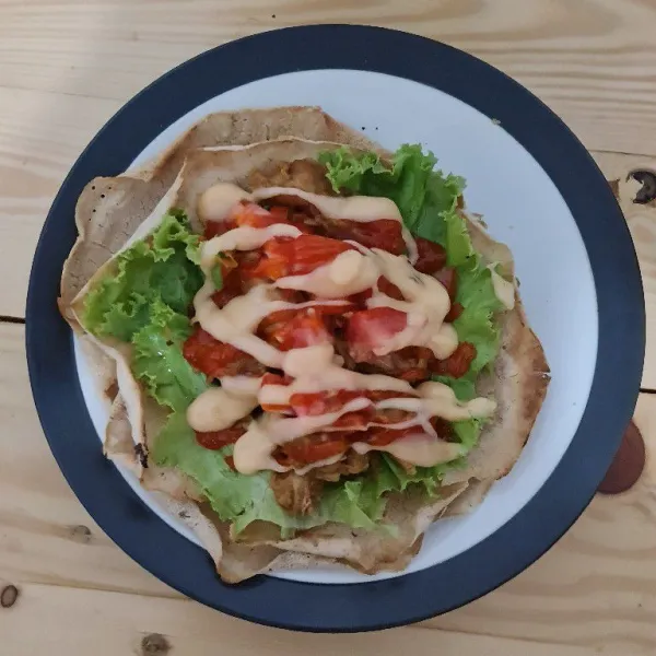 Beri saus sambal dna mayonaise diatasnya. Lalu tutup kebab dan sajikan