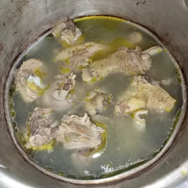 Rebus ayam sampai matang dan empuk.