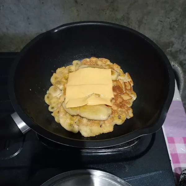 Letakkan pisang dan keju quick melt. Tutup pan sampai bagian bawah matang.