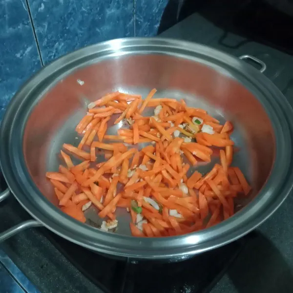 Lalu masukkan wortel. Aduk sampai layu. Tuang secukupnya air.
