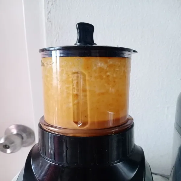 Blender semua bumbu halus.
