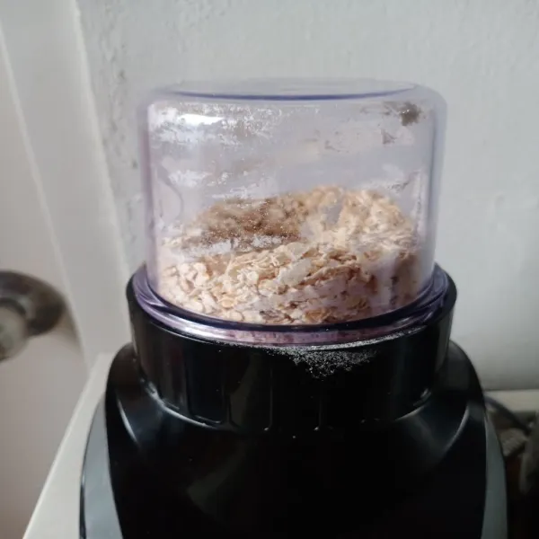 Haluskan oat sampai menjadi tepung menggunakan dry blender.