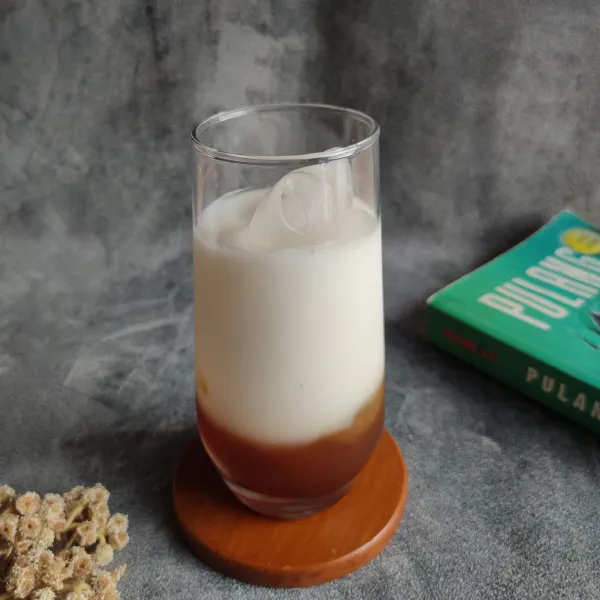 Tuang susu cair secara perlahan untuk membuat layer