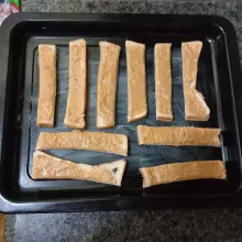 Siapkan loyang yang telah diolesi margarin  tata potongan roti di atasnya