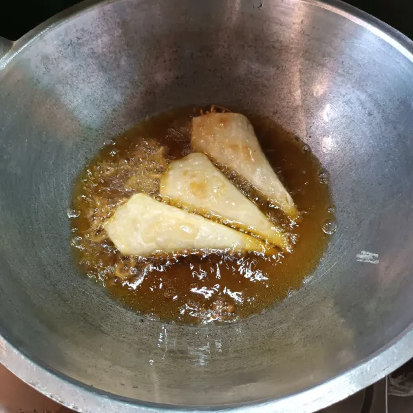 Kemudian panaskan minyak goreng, lalu goreng mie cone sampai agak kecokelatan.