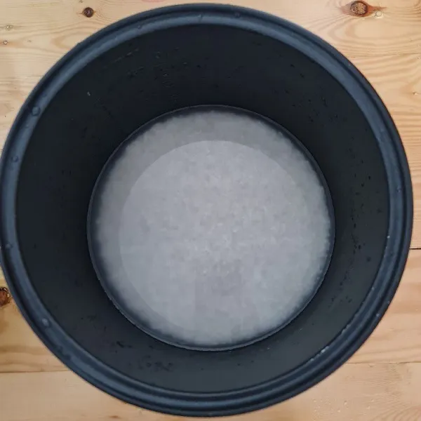 Cuci bersih beras dan beri air sesuai takaran.