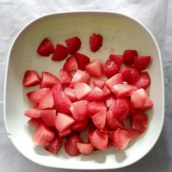 Potong- potong strawberry.