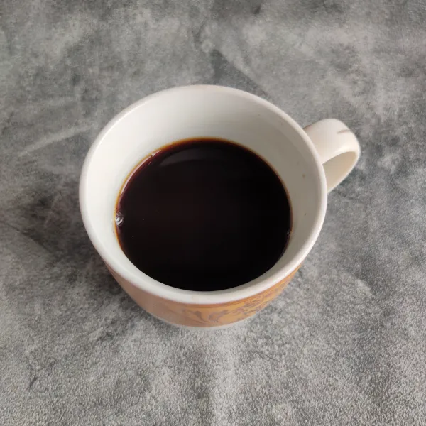 Seduh kopi dengan air panas, aduk rata dan biarkan hingga dingin