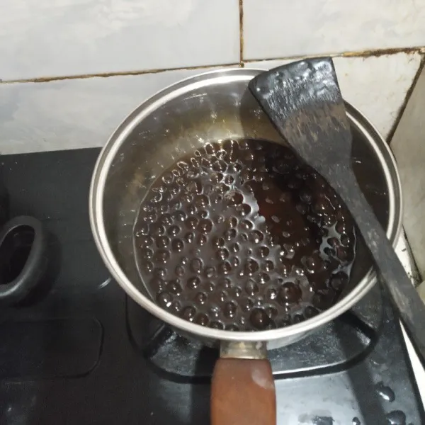 Rebus boba mentah dengan air dan gula palm selama 5 menit.
