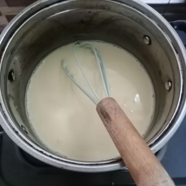 Masukkan semua bahan vla ke dalam panci, kecuali margarin.
