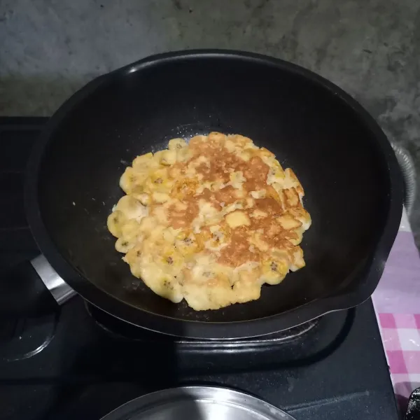 Apabila bagian bawah sudah kecokelatan, kemudian balikkan.
