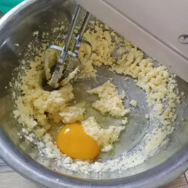 Kemudian masukkan telur. Mixer dengan kecepatan tinggi sampai mengembang.
