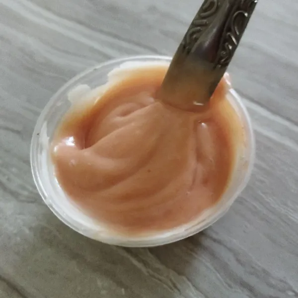 Campur mayonaise dan saus tomat, aduk hingga tercampur rata.