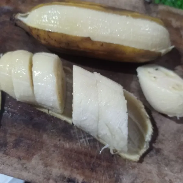 Angkat pisang, potong jadi kecil-kecil.