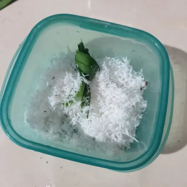 Campur kelapa parut, garam dan daun pandan, aduk rata.