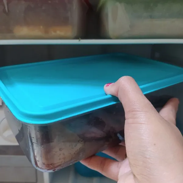 Tutup wadah lalu simpan kedalam freezer. Bisa digunakan sewaktu waktu. Lele akan bebas dari lendir.