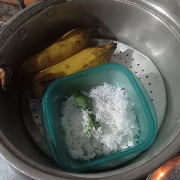 Lalu kukus kelapa parut dan pisang sampai pisang matang.