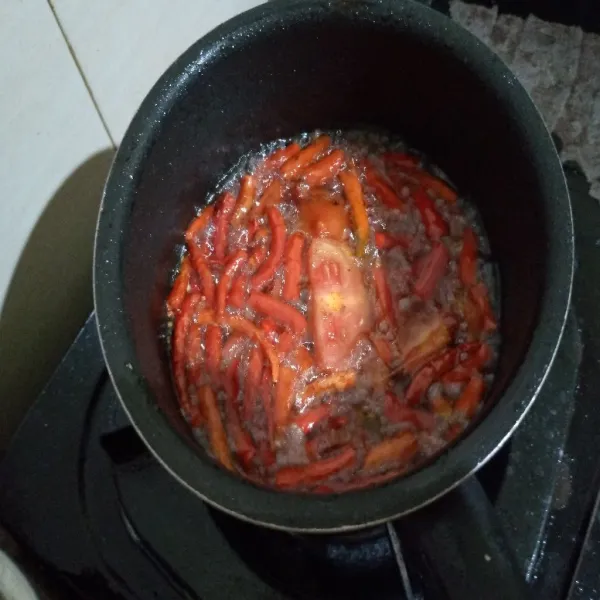 Goreng cabe dan tomat sampai layu, lalu angkat dan tiriskan.