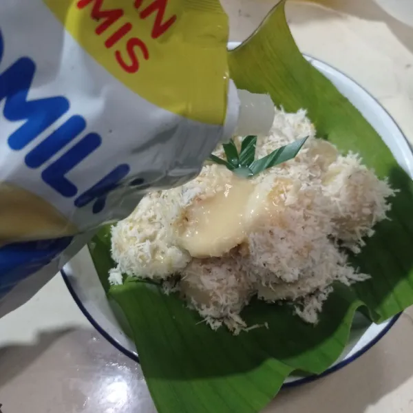 Tata pada piring saji, kucuri dengan kental manis putih, sajikan selagi hangat.
