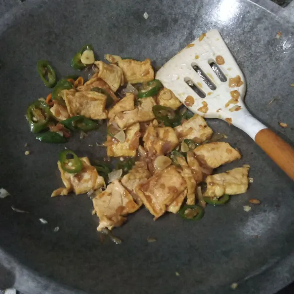 Masak hingga air asat dan bumbu meresap. Tes rasa.