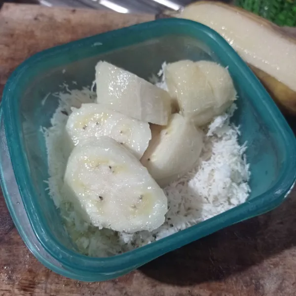 Gulingkan ke kelapa parut kukus.