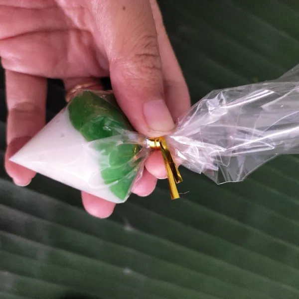 Letakkan bulatan bugis diatasnya, rapatkan plastik lalu ikat. Lakukan semuanya sampai selesai. Bugis/putri mandi rasa pandan siap dinikmati. Selamat mencoba.