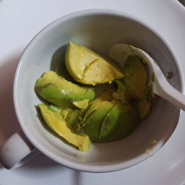 Kerok alpukat dan letakkan di mangkok.