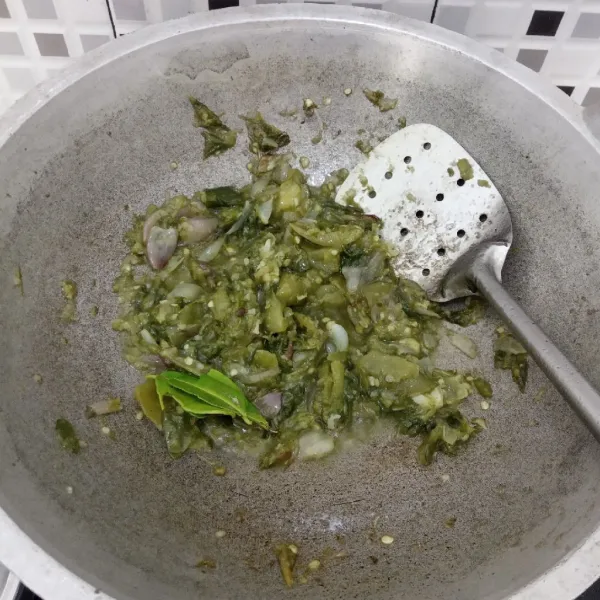 Panaskan minyak lalu tumis sambal hijau hingga matang, beri daun jeruk agar tidak langu.