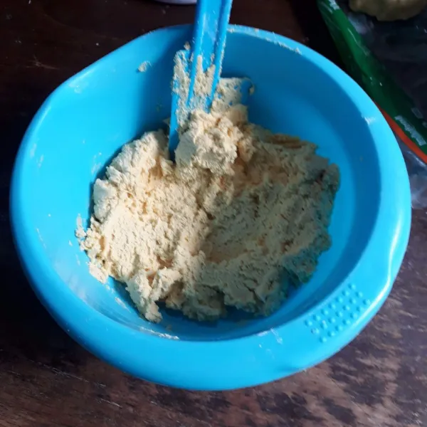 Masukkan terigu, maizena dan susu yang sudah diayak. Aduk rata dengan spatula.