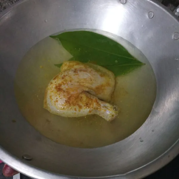 Masukkan ayam, bumbu marinasi ke dalam air mendidih. Tambahkan daun salam.