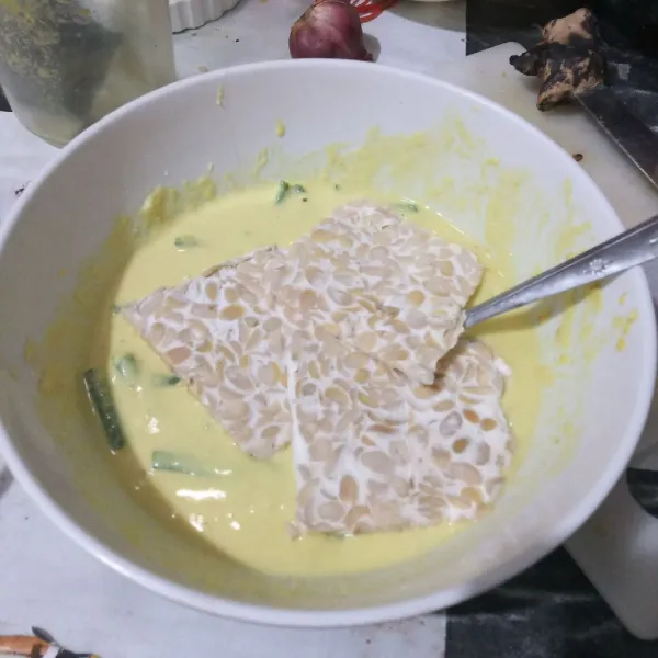 Celupkan tempe kedalam adonan tepung.