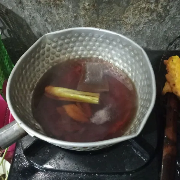 Rebus hingga gula larut dan air berubah menjadi warna teh pekat.
