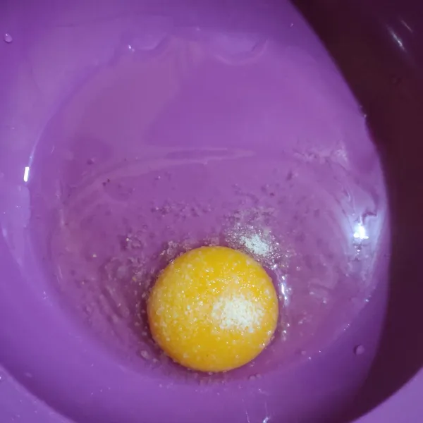 Kocok telur bersama kaldu bubuk.