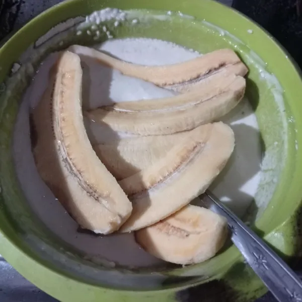 Celupkan pisang ke adonan tepung.