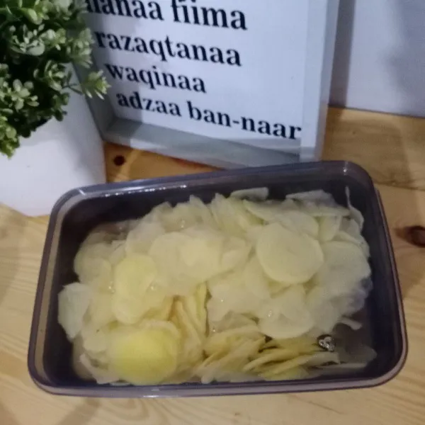 Rendam kentang dalam air selama 1 jam di dalam kulkas.
