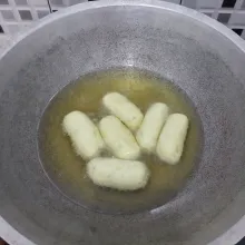 Sel Timus Goreng timus di minyak panas hingga kecoklatan. Sajikan selagi hangat.